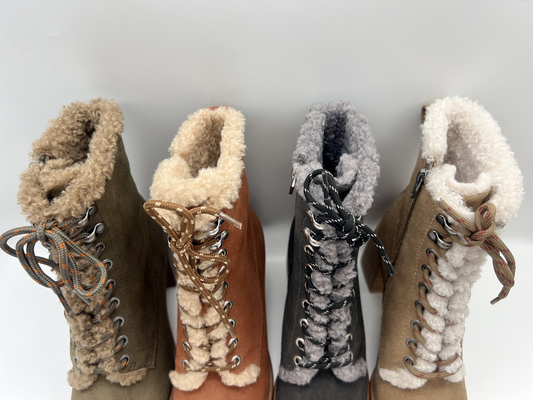 女性の防水滑り止めのlace-upの冬の服のブーツ、良質のplushライニングが付いている柔らかい牛スエードの革