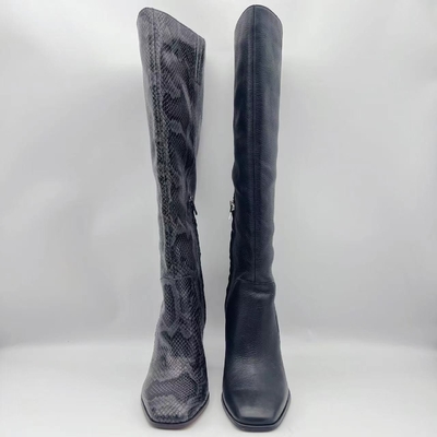 贅沢な女性の円形のつま先の足首は柔らかい刺繍のステッチのハイ ヒールを追い出す