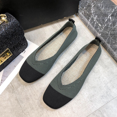 編まれる卸し売り軽量のニットは女性の新しい様式のための2021の通気性の平らな靴に蹄鉄を打つ