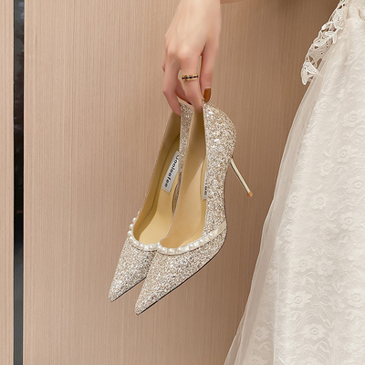 ポンプ、羊皮の金光沢がある真珠の水晶靴と結婚しているばねの女性