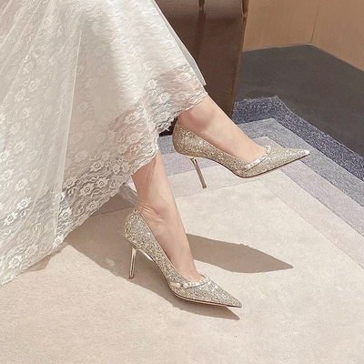 ポンプ、羊皮の金光沢がある真珠の水晶靴と結婚しているばねの女性