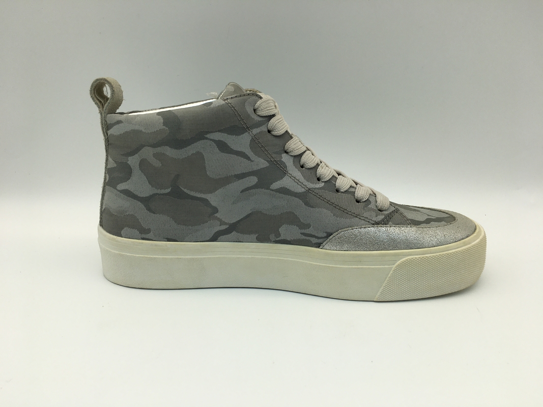 女性Lt Grey High Top Sportは歩きやすいスリップのバスケットボールの靴に非蹄鉄を打つ